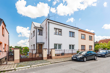Pohled na dům z ulice. - Prodej domu 161 m², Jindřichův Hradec 