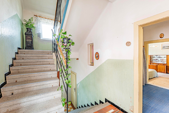 Schodiště do patra a do sklepa. - Prodej domu 161 m², Jindřichův Hradec