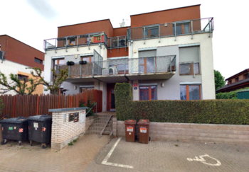 Venkovní pohled na dům - Pronájem bytu 2+kk v osobním vlastnictví 65 m², Praha 5 - Slivenec