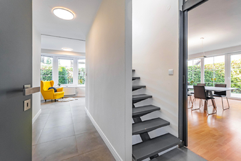 Schody do 1. patra - Prodej domu 268 m², Praha 6 - Přední Kopanina