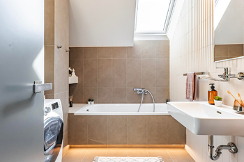 Koupelna v 1. patře - Prodej domu 268 m², Praha 6 - Přední Kopanina