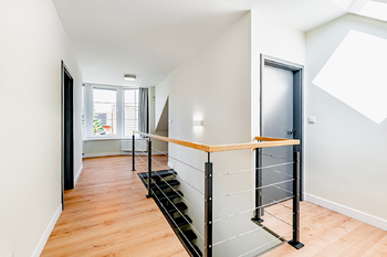 Prostorná hala v 1. patře - Prodej domu 268 m², Praha 6 - Přední Kopanina