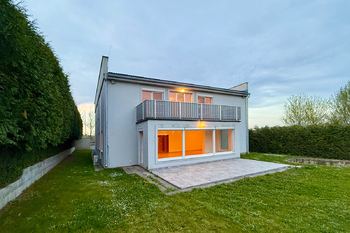 pohled ze zahrady - Pronájem domu 336 m², Praha 6 - Nebušice 