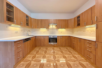 kuchyně - Pronájem domu 336 m², Praha 6 - Nebušice