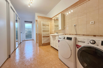 technická místnost s koupelnou a wc - Pronájem domu 336 m², Praha 6 - Nebušice