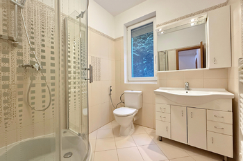 koupelna s wc - Pronájem domu 336 m², Praha 6 - Nebušice