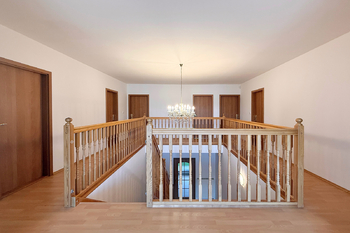 horní patro - Pronájem domu 336 m², Praha 6 - Nebušice