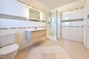 koupelna s wc - Pronájem domu 336 m², Praha 6 - Nebušice