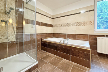 koupelna s wc - Pronájem domu 336 m², Praha 6 - Nebušice