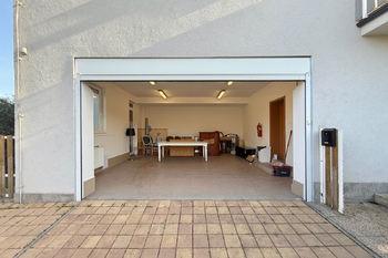 dvojgaráž - Pronájem domu 336 m², Praha 6 - Nebušice