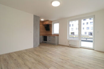 Obývací pokoj + kk - Pronájem bytu 2+kk v družstevním vlastnictví 55 m², Praha 9 - Vysočany