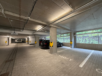 Garážové stání - Pronájem bytu 2+kk v družstevním vlastnictví 55 m², Praha 9 - Vysočany