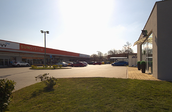 pohled na areál s parkovištěm - Pronájem obchodních prostor 70 m², Dobřejovice
