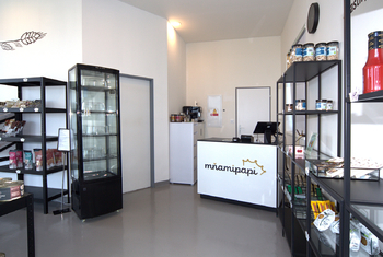 prodejna s dveřmi do skladu, WC - Pronájem obchodních prostor 70 m², Dobřejovice