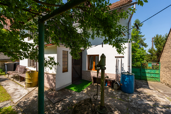 pohled na dům ze zahrady - Prodej domu 98 m², Sazená