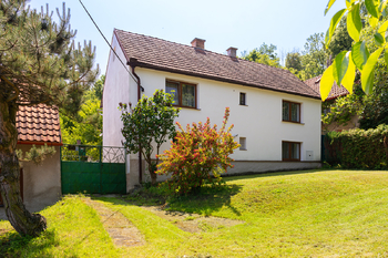 pohled na dům z venku - Prodej domu 98 m², Sazená 