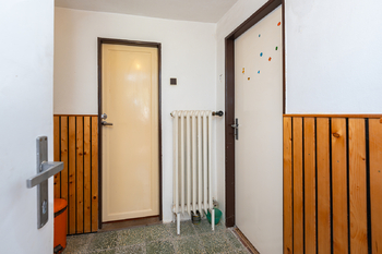 chodba přízemí - Prodej domu 98 m², Sazená