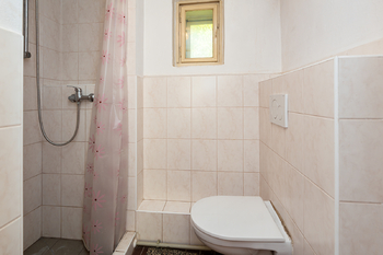 koupelna přízemí - Prodej domu 98 m², Sazená