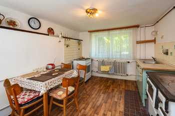 kuchyň přízemí - Prodej domu 98 m², Sazená