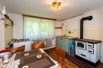 kuchyň přízemí - Prodej domu 98 m², Sazená