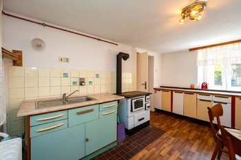 kuchyň přízemí - Prodej domu 98 m², Sazená