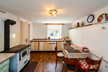 kuchyň přízemí - Prodej domu 98 m², Sazená