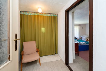 chodba patro - Prodej domu 98 m², Sazená