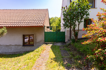pohled na vrata domu - Prodej domu 98 m², Sazená