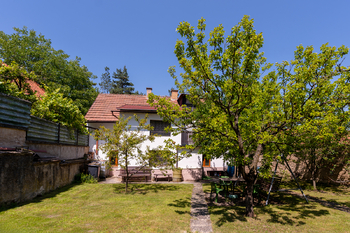 pohled na dům ze zahrady - Prodej domu 98 m², Sazená