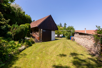 pohled na stodolu - Prodej domu 98 m², Sazená