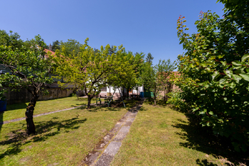 zahrada - Prodej domu 98 m², Sazená