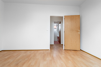 Pohled z pokoje do koupelny - Pronájem bytu 3+kk v osobním vlastnictví 64 m², Jesenice