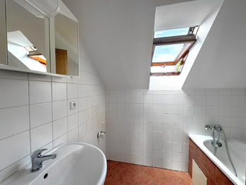 Koupelna - Pronájem bytu 3+kk v osobním vlastnictví 64 m², Jesenice