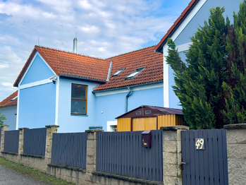 Pohled na dům - Pronájem bytu 3+kk v osobním vlastnictví 64 m², Jesenice