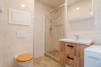 Koupelna - Pronájem bytu 1+kk v osobním vlastnictví 37 m², Libouchec