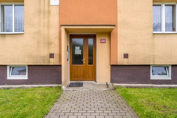Vchod do budovy - Pronájem bytu 1+kk v osobním vlastnictví 37 m², Libouchec
