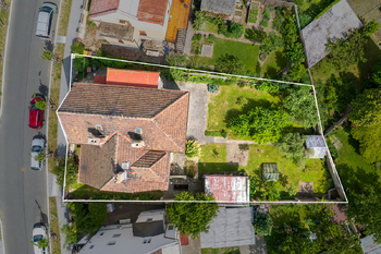 Letecký pohled na dům a zahradu - Prodej domu 190 m², Kolín