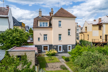 Pohled na dům ze zahrady - Prodej domu 190 m², Kolín
