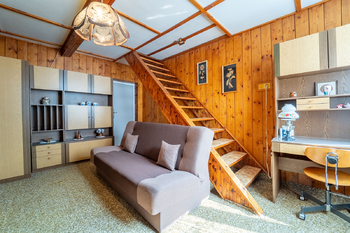 Pokoj v patře se vstupem na půdu - Prodej domu 190 m², Kolín