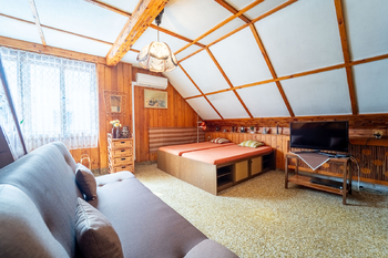 Pokoj v patře se vstupem na půdu - Prodej domu 190 m², Kolín