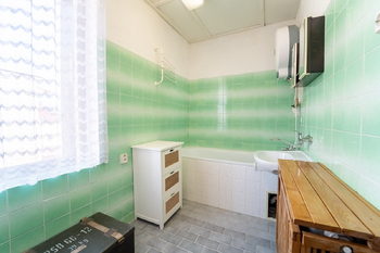 Koupelna s vanou v patře - Prodej domu 190 m², Kolín