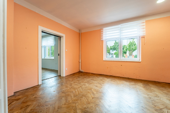 Průchozí pokoj v přízemí - Prodej domu 190 m², Kolín