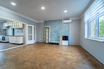 Obývací pokoj v přízemí - Prodej domu 190 m², Kolín