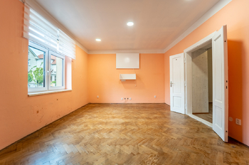 Průchozí pokoj v přízemí - Prodej domu 190 m², Kolín