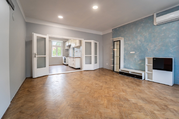 Obývací pokoj a oddělená kuchyně v přízemí - Prodej domu 190 m², Kolín