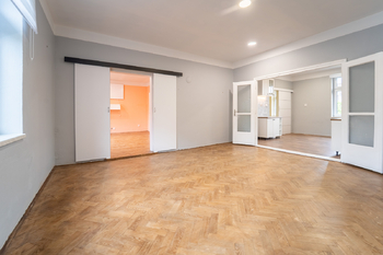 Obývací pokoj a oddělená kuchyně v přízemí - Prodej domu 190 m², Kolín