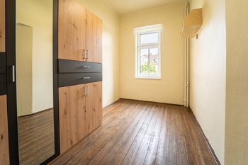 Samostatný pokoj v přízemí - Prodej domu 190 m², Kolín