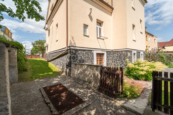 Pohled na dům a vjezd ke garáži - Prodej domu 190 m², Kolín