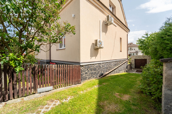 Pohled na dům a vjezd ke garáži - Prodej domu 190 m², Kolín