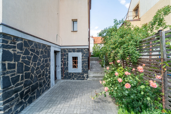 Průchod kolem domu do zahrady - Prodej domu 190 m², Kolín